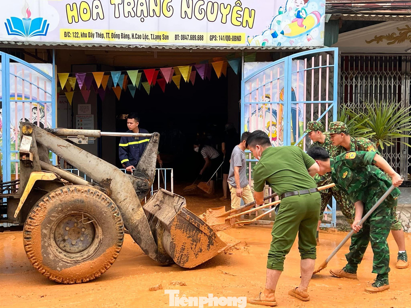 Lực lượng công an, Biên phòng huyện Cao Lộc huy động hàng trăm cán bộ, chiến sỹ tham gia cứu hộ, cứu nạn và dọn dẹp vệ sinh, môi trường ở thị trấn biên giới Đồng Đăng -Ảnh: TL
