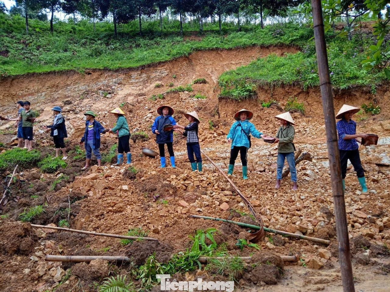 Chi hội phụ nữ xã Thiện Long, huyện Bình Gia tổ chức giúp vận chuyển vật liệu, giúp gia đình bị sạt lở đất có nơi ở mới, ổn định cuộc sống -Ảnh: TL
