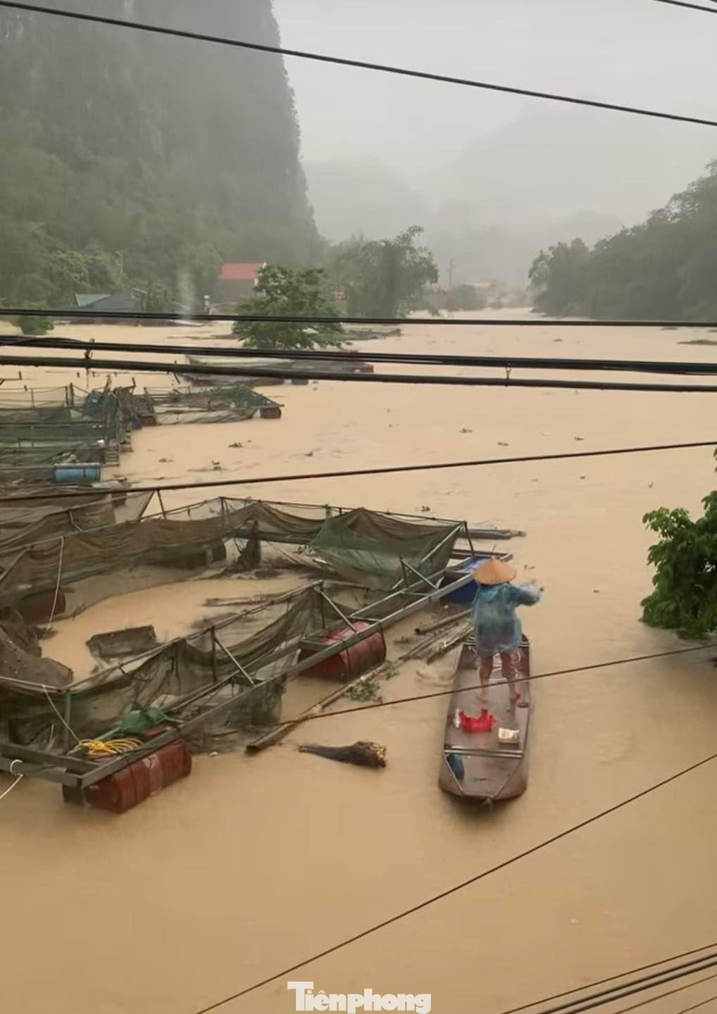 Tại huyện Văn Quan, mưa lũ lớn đã gây thiệt hại cho những hộ nuôi cá lồng, ước tính trên 27 tấn cá bị cuốn trôi, thiệt hại khoảng trên 3 tỷ đồng -Ảnh: TL