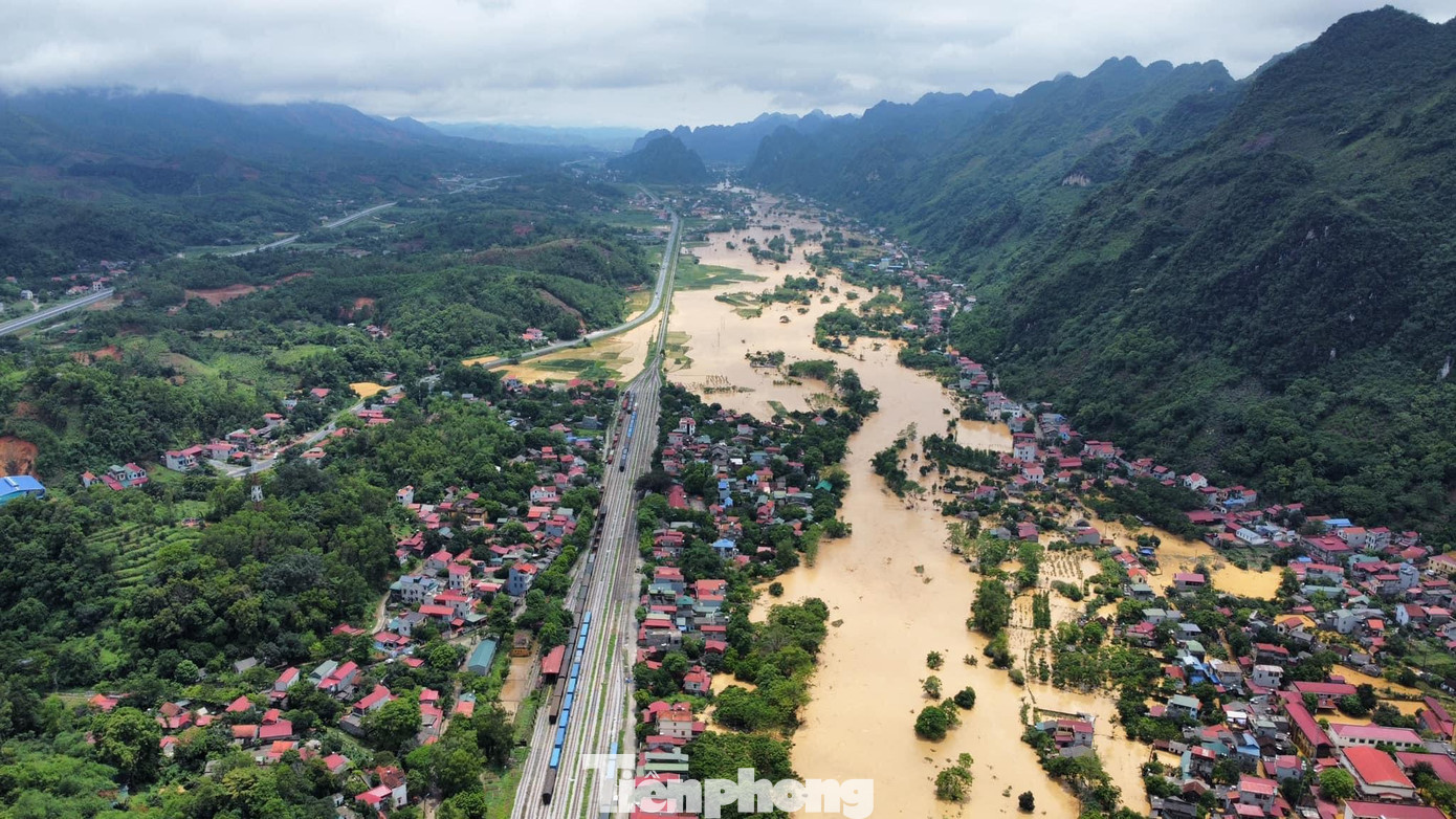 Cơn lũ lịch sử đã nhấn chìm nhiều nhà cửa, làng mạc ở huyện Chi Lăng.