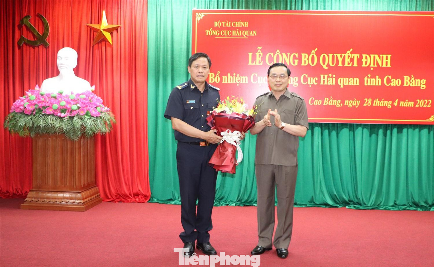 Ông Lê Viết Phong (bìa trái) nhận hoa chúc mừng của lãnh đạo tỉnh Cao Bằng. Ảnh: V. Tiệp
