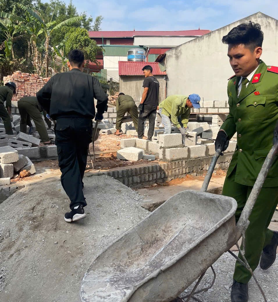 Cán bộ, chiến sĩ Công an, dân quân tự vệ hăng hái tham gia xây dựng, sửa chữa nhà cho các hộ nghèo, người dân tộc thiểu số ở Lạng Sơn. Ảnh: Duy Chiến Cán bộ, chiến sĩ Công an, dân quân tự vệ hăng hái tham gia xây dựng, sửa chữa nhà cho các hộ nghèo, người dân tộc thiểu số ở Lạng Sơn. Ảnh: Duy Chiến