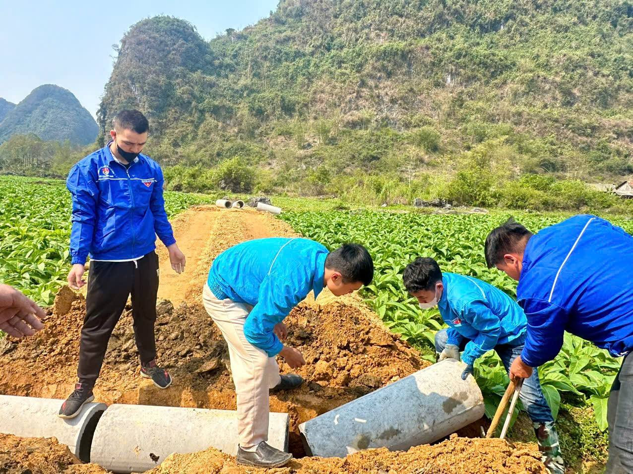 Trong hai ngày 23 và 24/3, các cơ sở Đoàn ở Lạng Sơn tập hợp, vận động đoàn viên thanh niên tham gia các hoạt động tình nguyện, phát huy sức trẻ đề xuất các ý tưởng, sáng kiến, xung kích trong lao động, học tập; thực hiện hiệu quả các hoạt động do Đoàn khởi xướng, phát động; tạo phong trào thi đua sôi nổi, thiết thực, hiệu quả, có sức hút đối với đoàn viên, góp phần cụ thể hóa chủ đề công tác năm 2025 "Tuổi trẻ Việt Nam tự hào, vững tin theo Đảng". Ảnh: Duy Chiến