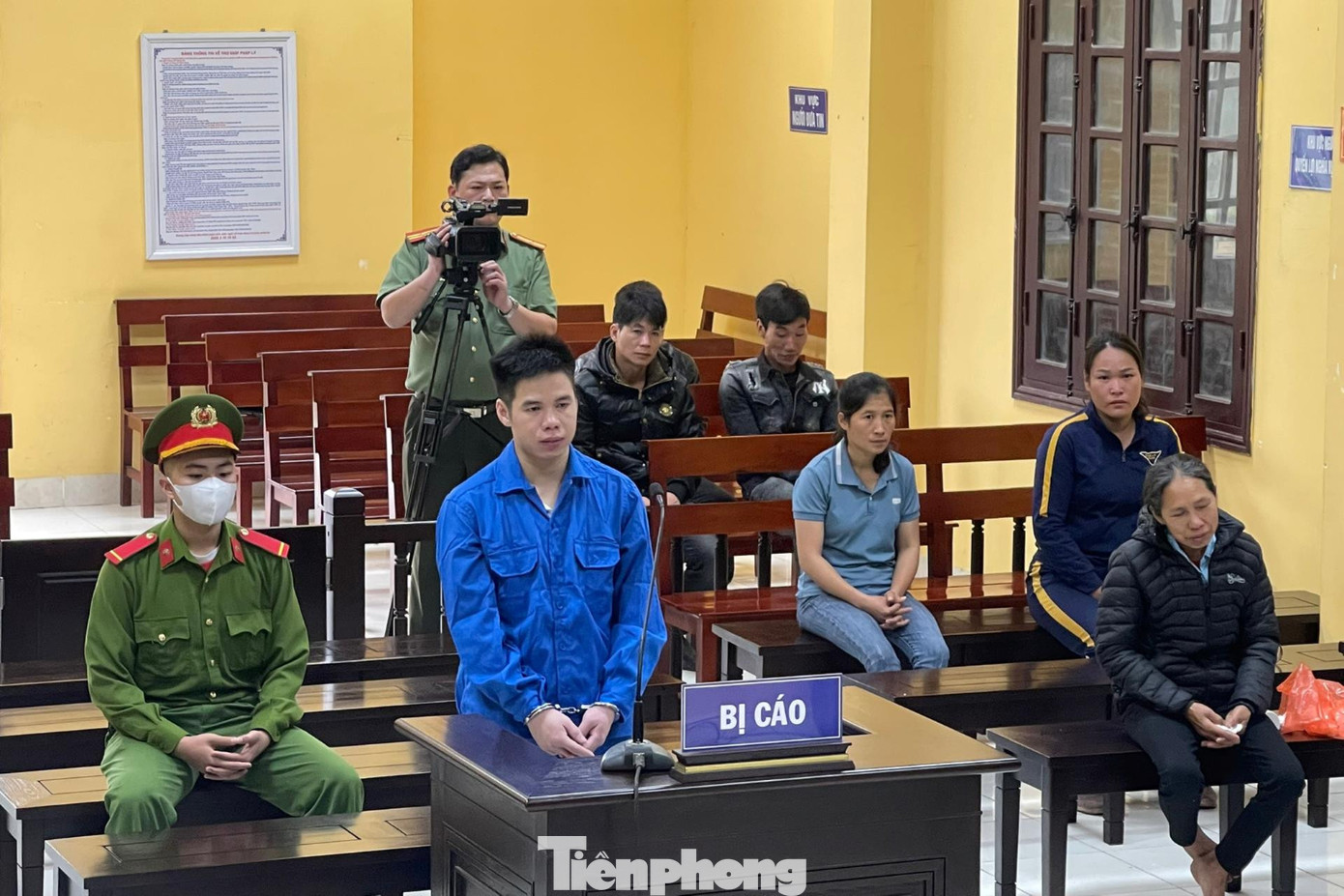 Bị cáo Lý Văn Hòa (đứng) ra tòa lĩnh án .Ảnh: CL Bị cáo Lý Văn Hòa (đứng) ra tòa lĩnh án .Ảnh: CL