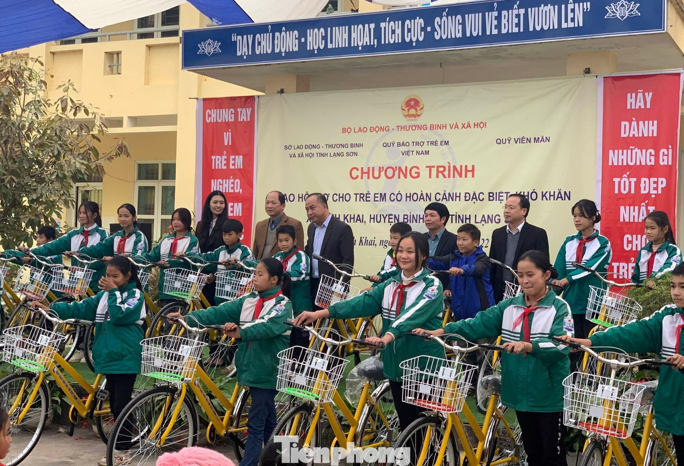 Đại diện lãnh đạo Quỹ Bảo trợ trẻ em và các nhà đồng hành, tài trợ tặng xe đạp cho trẻ em Lạng Sơn -Ảnh: Duy Chiến Đại diện lãnh đạo Quỹ Bảo trợ trẻ em và các nhà đồng hành, tài trợ tặng xe đạp cho trẻ em Lạng Sơn -Ảnh: Duy Chiến