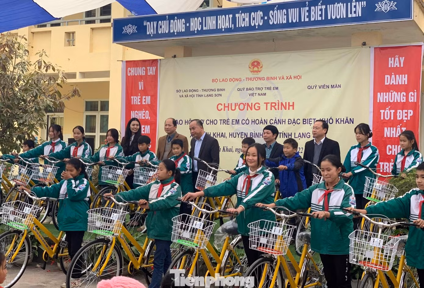 Đại diện lãnh đạo Quỹ Bảo trợ trẻ em và các nhà đồng hành, tài trợ tặng xe đạp cho trẻ em Lạng Sơn -Ảnh: Duy Chiến