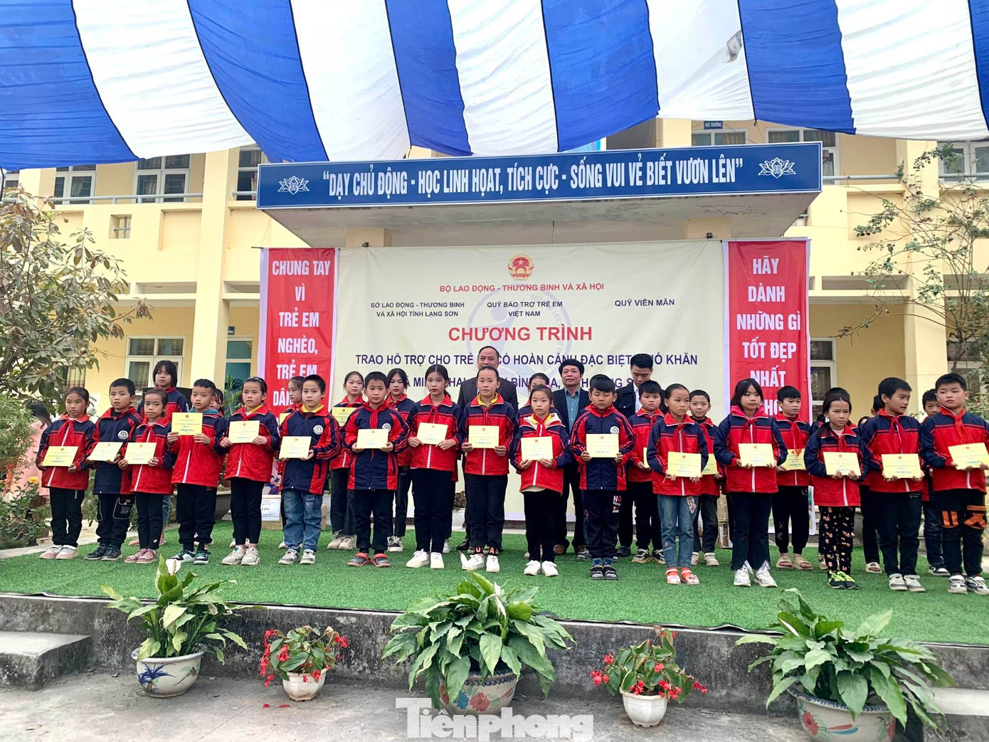 110 em học sinh nghèo được nhận học bổng 1 triệu đồng/ em -Ảnh: Duy Chiến 110 em học sinh nghèo được nhận học bổng 1 triệu đồng/ em -Ảnh: Duy Chiến