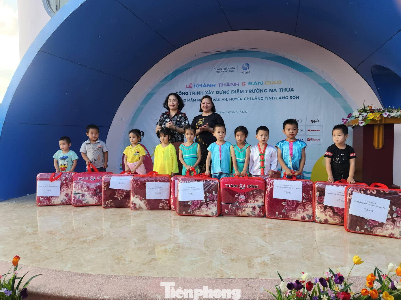 Lãnh đạo Sở Thông tin- Truyền thông tặng quà cho nhà trường -Ảnh: Duy Chiến