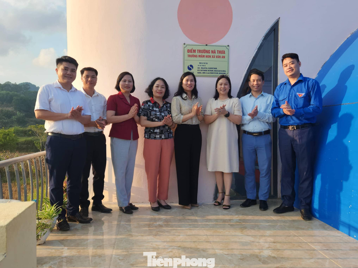 Nghi lễ gắn biển tên phòng học mầm non Nà Thưa -Ảnh: Duy Chiến