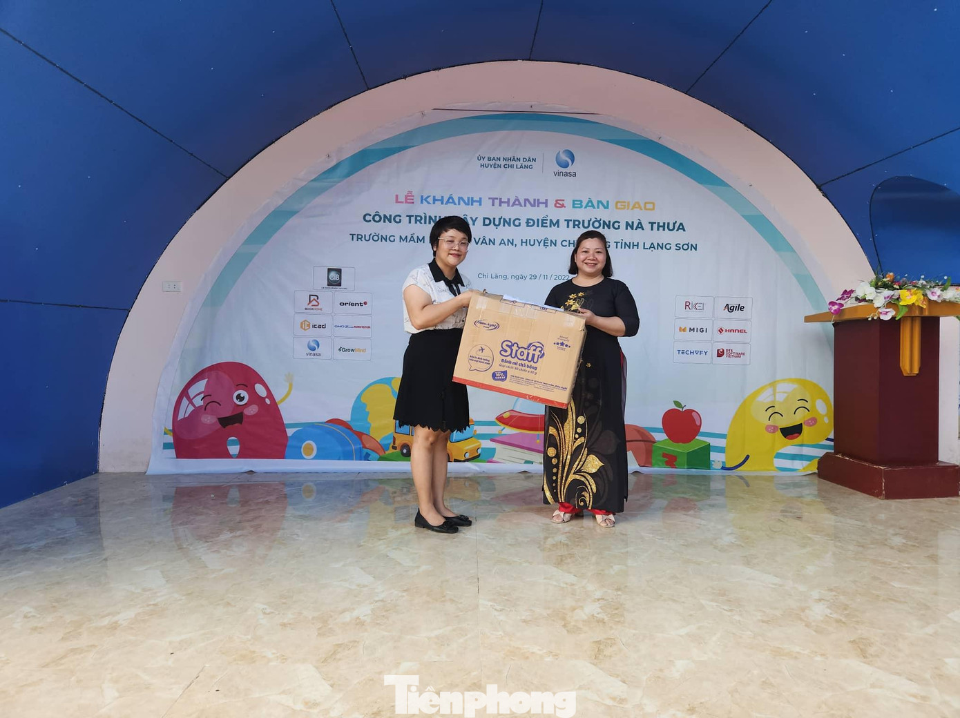 Doanh nghiệp tặng quà cho thầy và trò điểm trường Nà Thưa - Ảnh: Duy Chiến