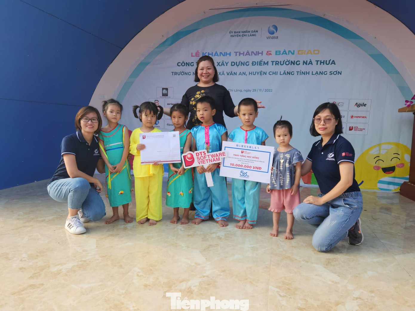 Tặng quà hỗ trợ các em học sinh nghèo