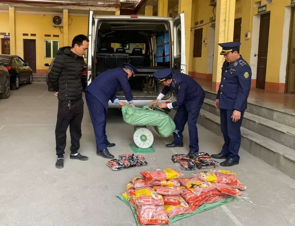 Lực lượng Quản lý Thị trường tỉnh Lạng Sơn liên tiếp phát hiện, ngăn chặn các vụ buôn lậu trên tuyến quốc lộ 1A. Lực lượng Quản lý Thị trường tỉnh Lạng Sơn liên tiếp phát hiện, ngăn chặn các vụ buôn lậu trên tuyến quốc lộ 1A.