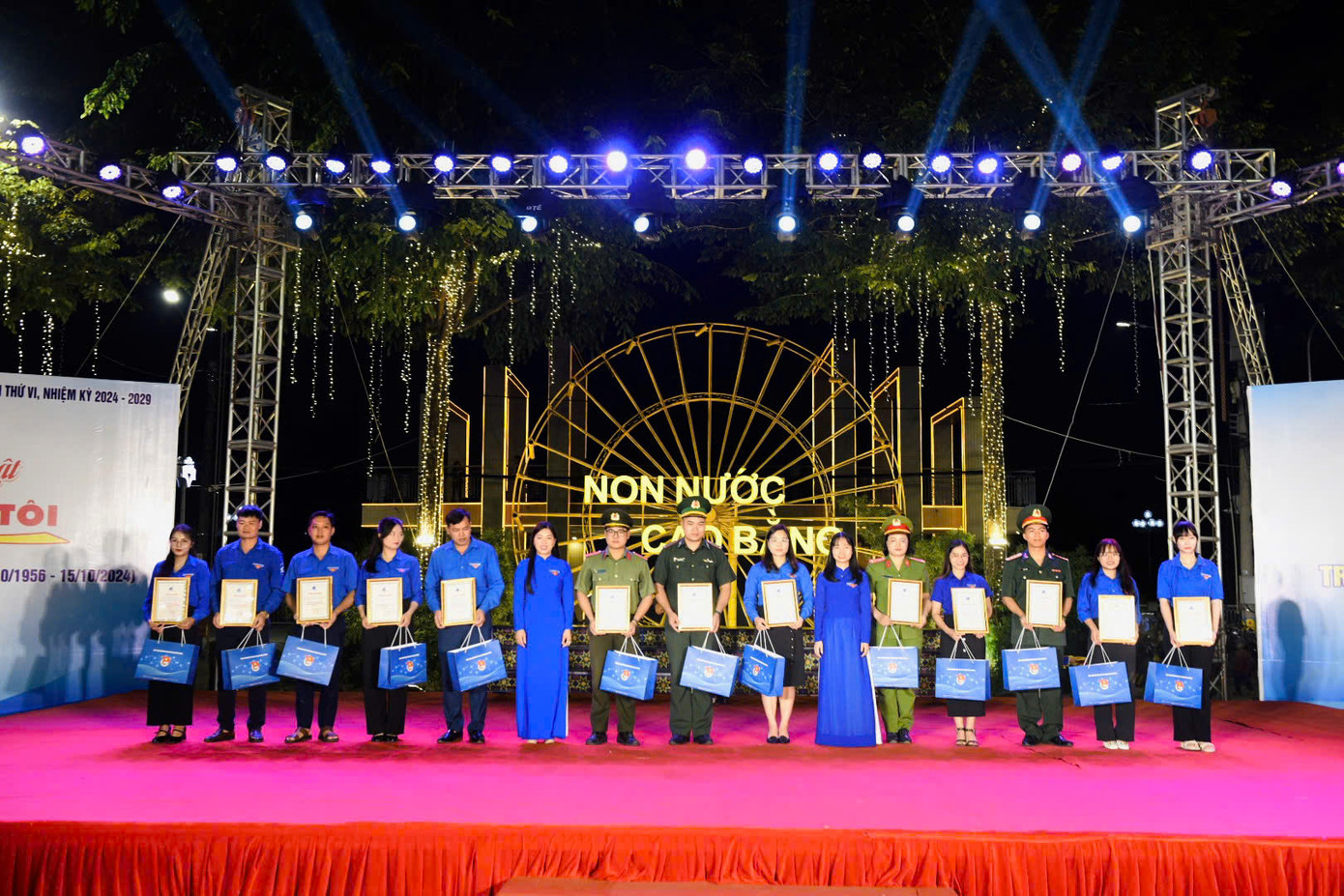 Nhiều tập thể, cá nhân có thành tích xuất sắc được tôn vinh, khen thưởng.