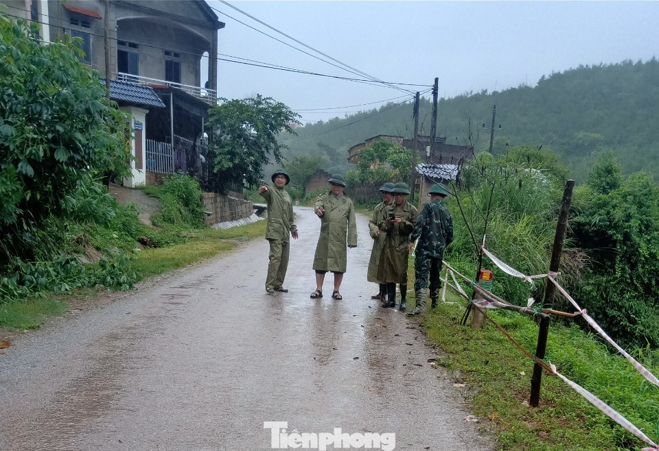 Tỉnh Lạng Sơn cử nhiều đoàn công tác đến hiện trường kiểm tra, chỉ đạo chống sạt lở đất. Ảnh: Duy Chiến