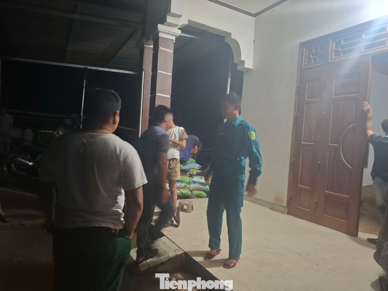 Chính quyền và ngành chức năng hỗ trợ người dân di dời đến nơi ở an toàn.