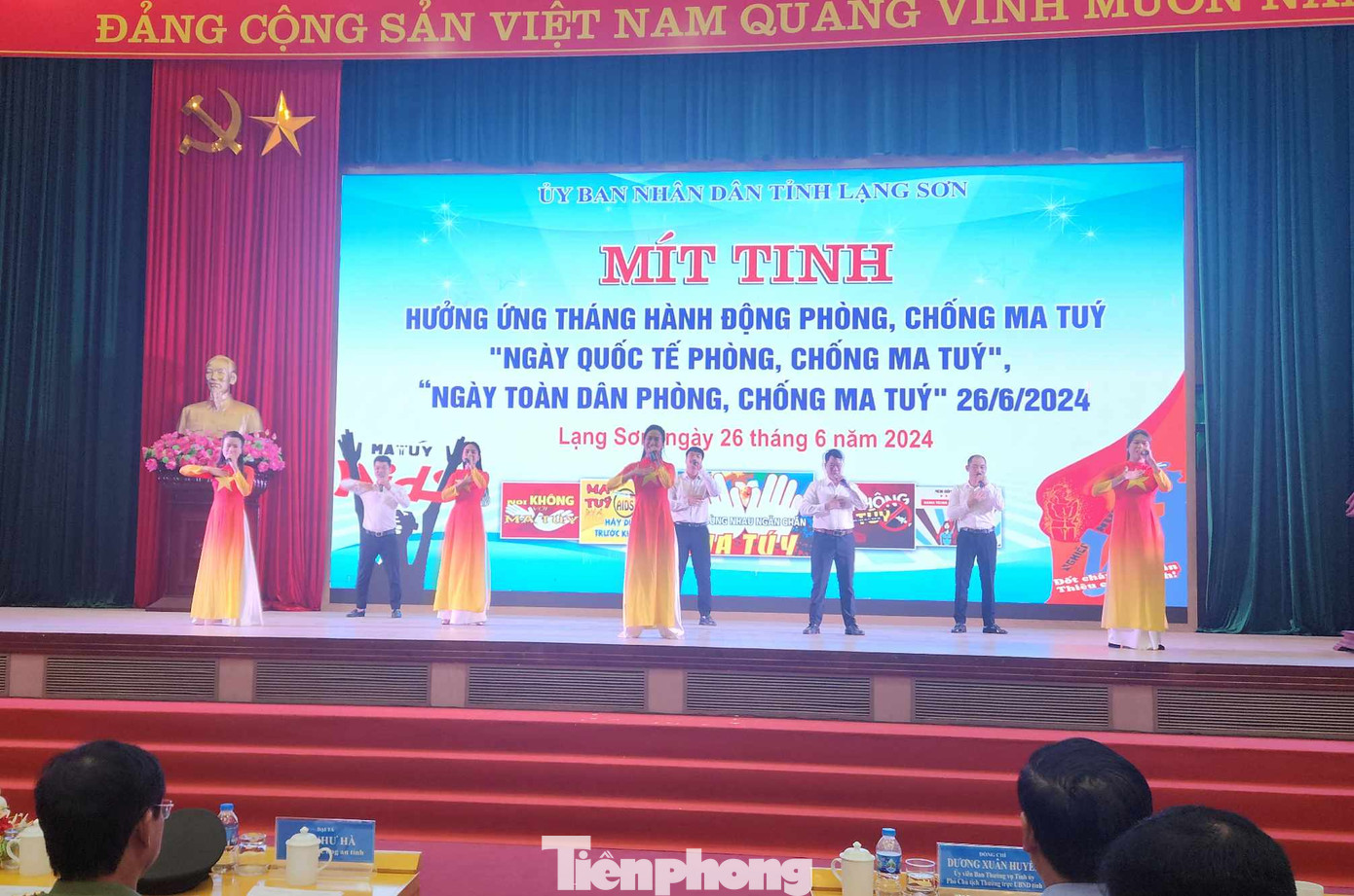 Sống lành mạnh, cất cao tiếng hát đẩy lùi các tệ nạn xã hội. Ảnh: Duy Chiến