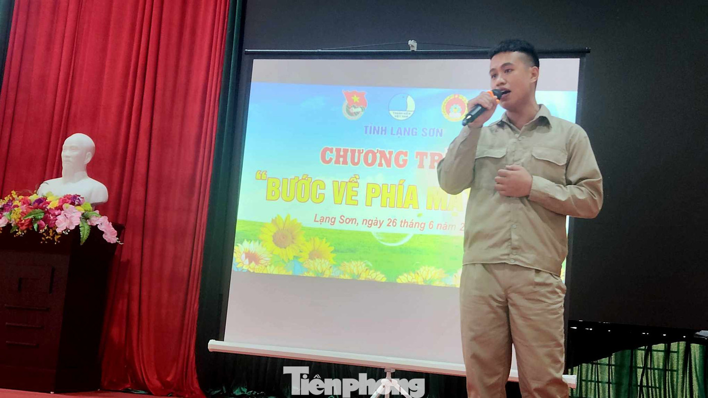 Các học viên cơ sở cai nghiện ma túy tỉnh Lạng Sơn giao lưu văn nghệ. Ảnh: Duy Chiến