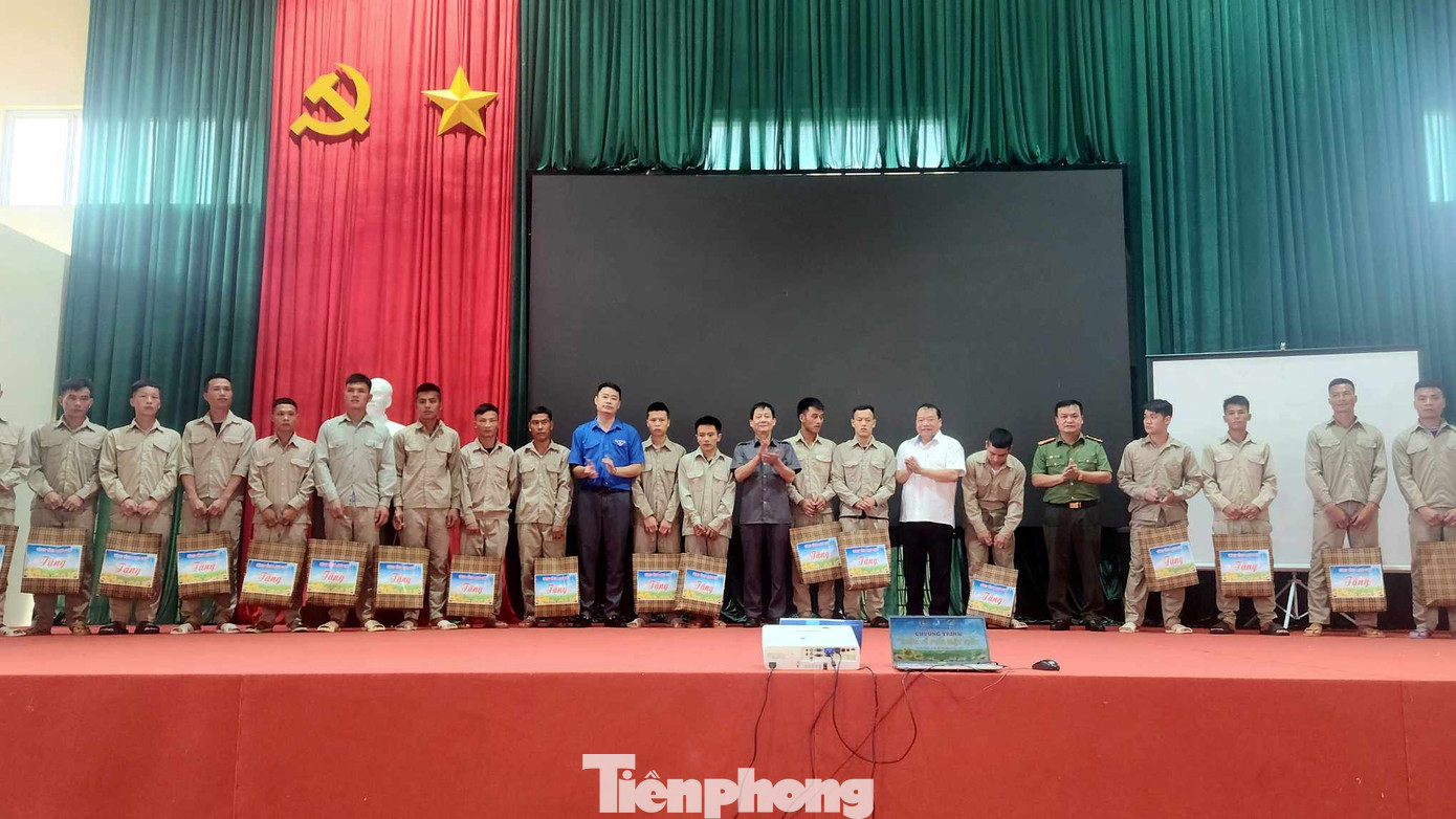 20 học viên có nhiều tiến bộ được nhận quà của Ban tổ chức. Ảnh: Duy Chiến