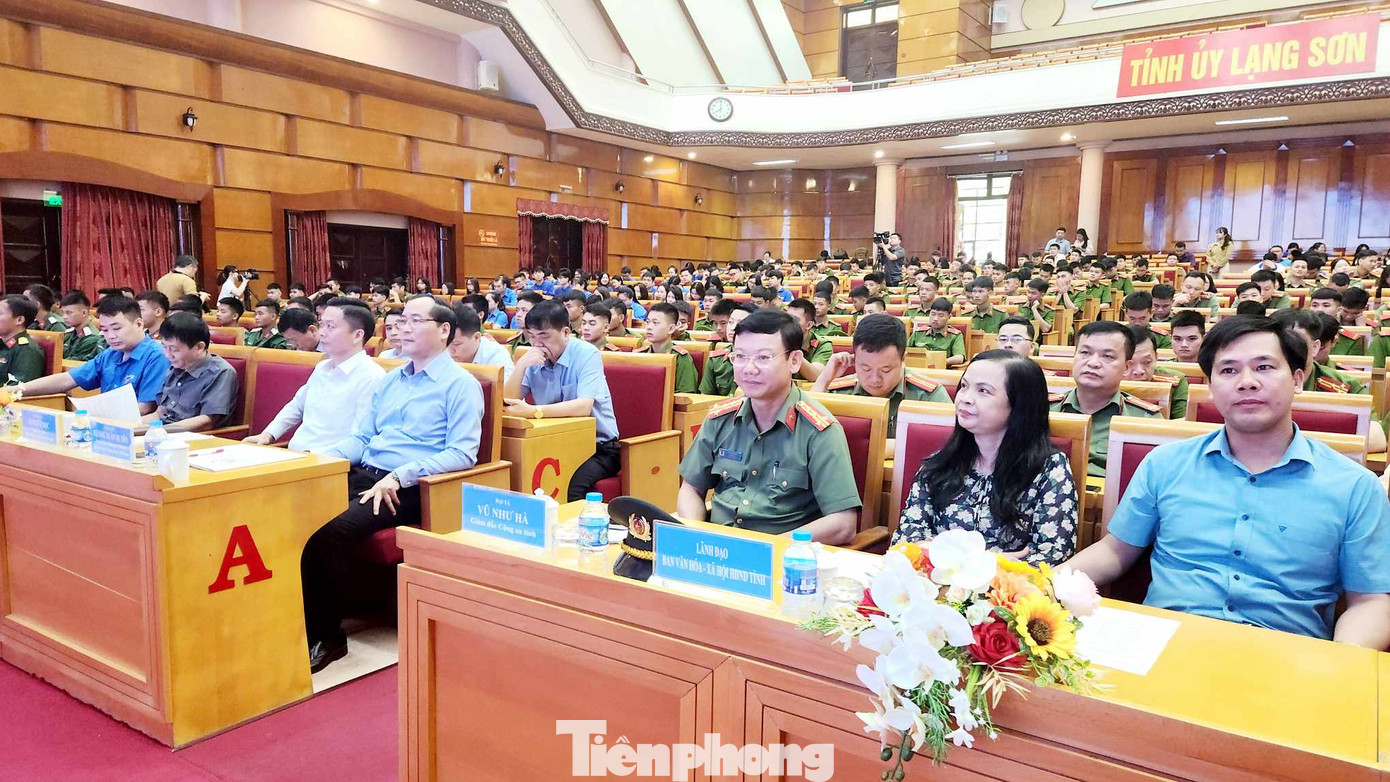 Đông đảo cán bộ, nhân dân và giới trẻ xứ Lạng tham gia Lễ mít tinh. Ảnh: Duy Chiến