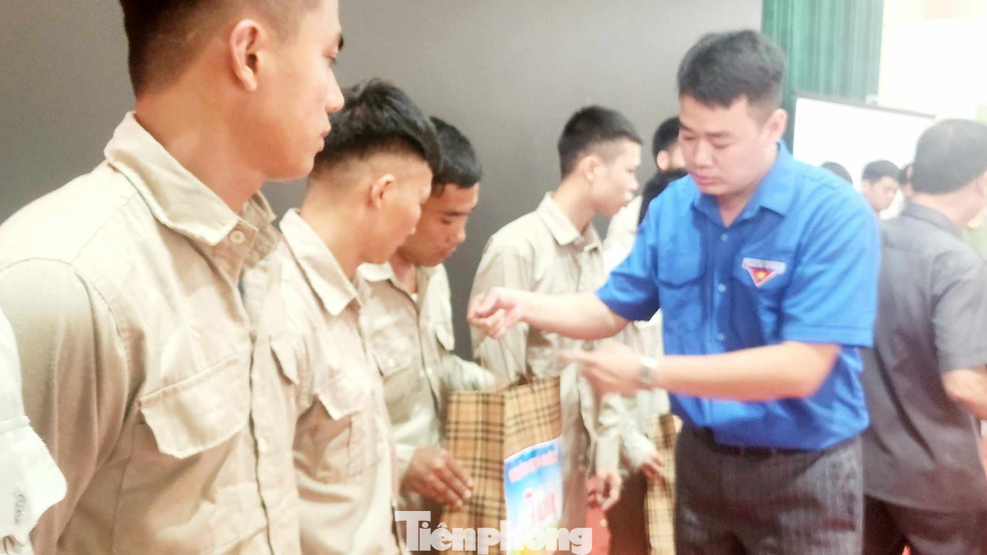 Anh Đoàn Thanh Công- Phó Bí thư phụ trách Tỉnh Đoàn Lạng Sơn tặng quà cho các học viên cai nghiện ma túy.