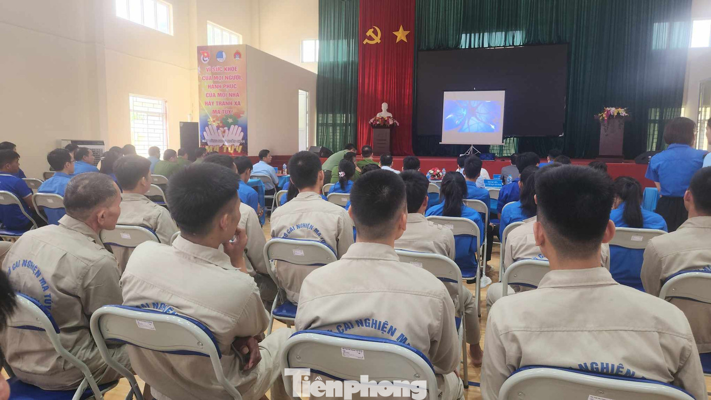 Các học viên xem phóng sự tuyên truyền về phòng chống ma túy. Ảnh: Duy Chiến Các học viên cơ sở cai nghiện ma túy tỉnh Lạng Sơn giao lưu văn nghệ. Ảnh: Duy Chiến