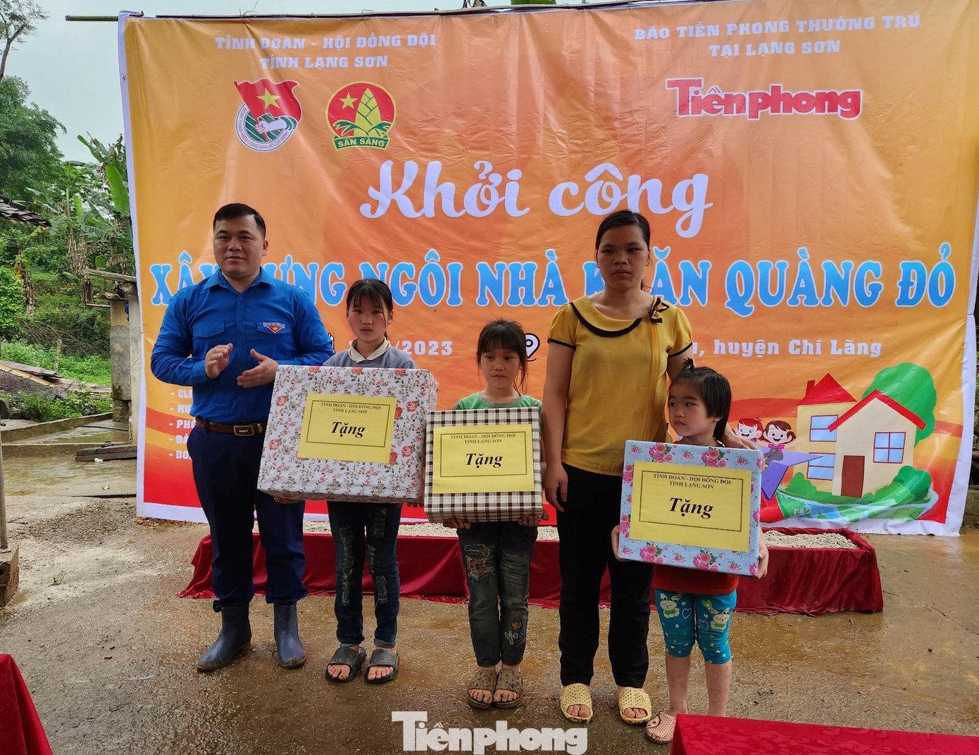 Tỉnh Đoàn Lạng Sơn trao quà cho gia đình em Hoàng Thu Thảo. Ảnh: Duy Chiến