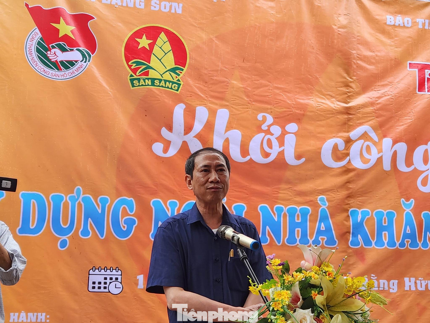 Đại diện Ban tổ chức xây dựng nhà, nhà báo Nguyễn Duy Chiến báo cáo công tác triển khai vận động xây nhà Khăn quàng Đỏ. Ảnh: Duy Chiến