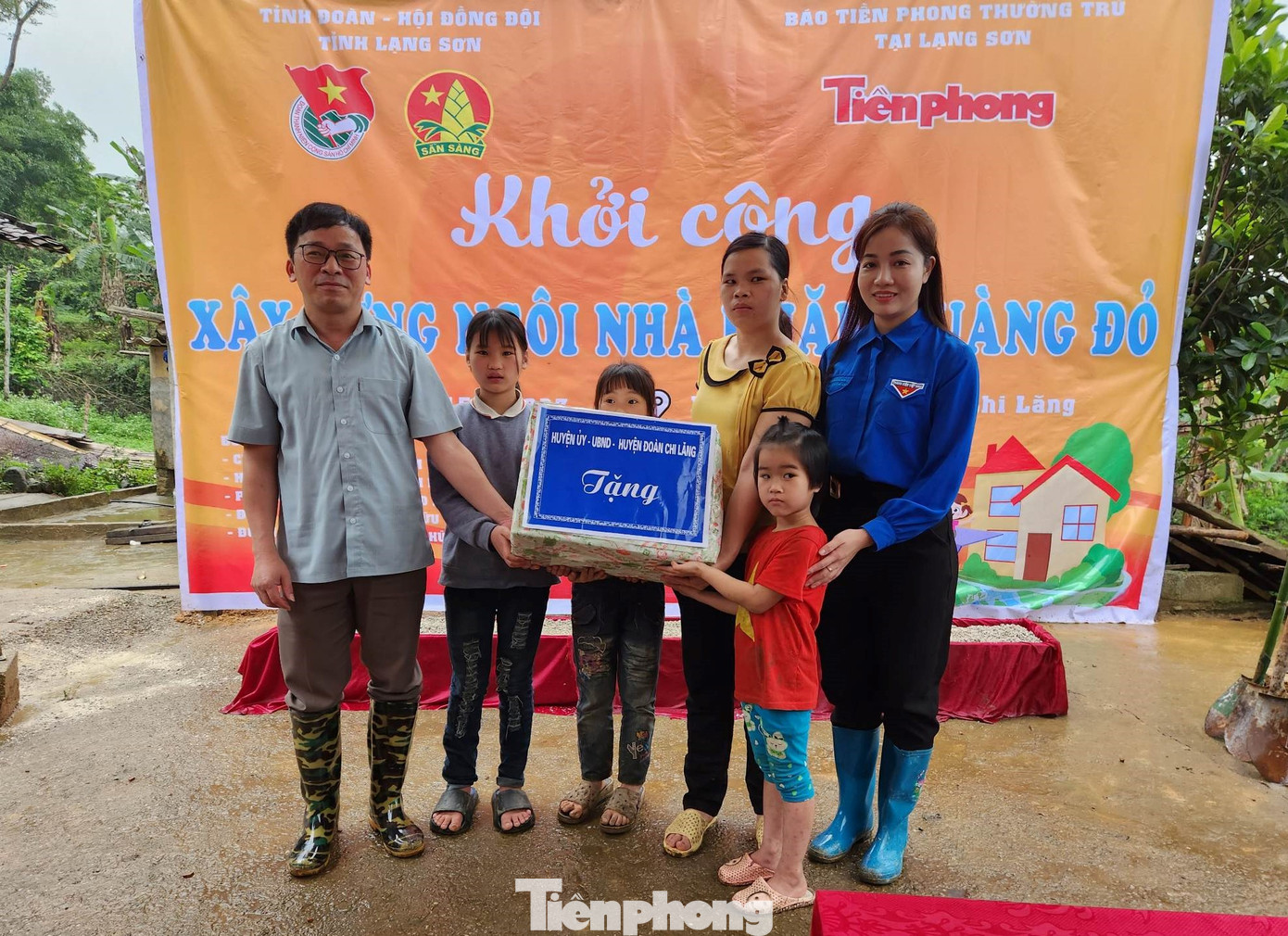 Lãnh đạo huyện Chi Lăng trao quà cho gia đình em Thảo. Ảnh: Duy Chiến