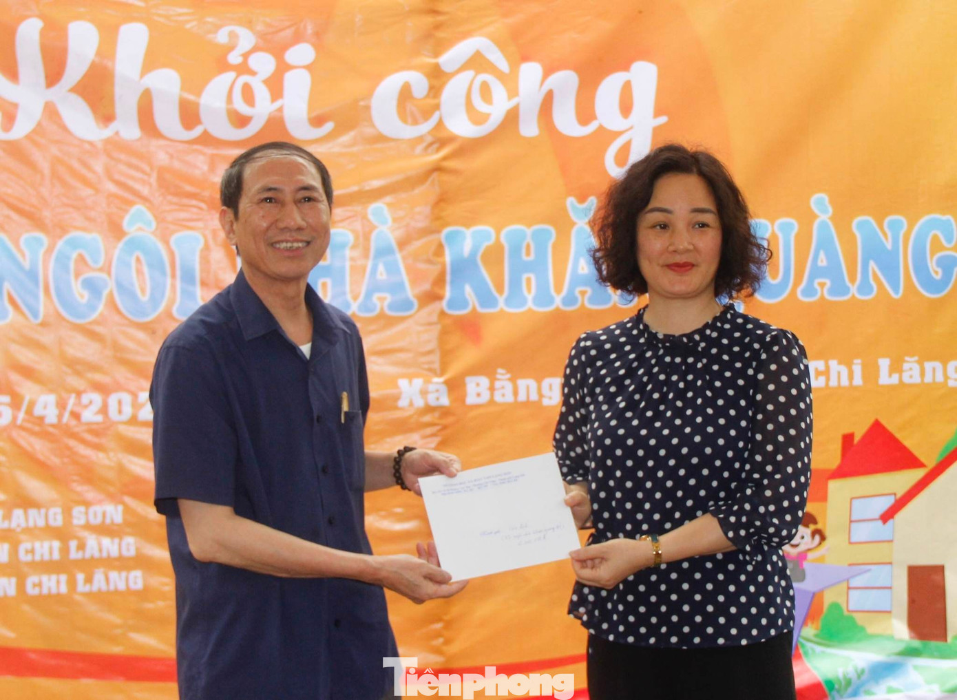 Đại diện Sở GD-ĐT tỉnh Lạng Sơn (phải) trao tiền hỗ trợ xây dựng "Nhà khăn quàng Đỏ". Ảnh: Duy Chiến