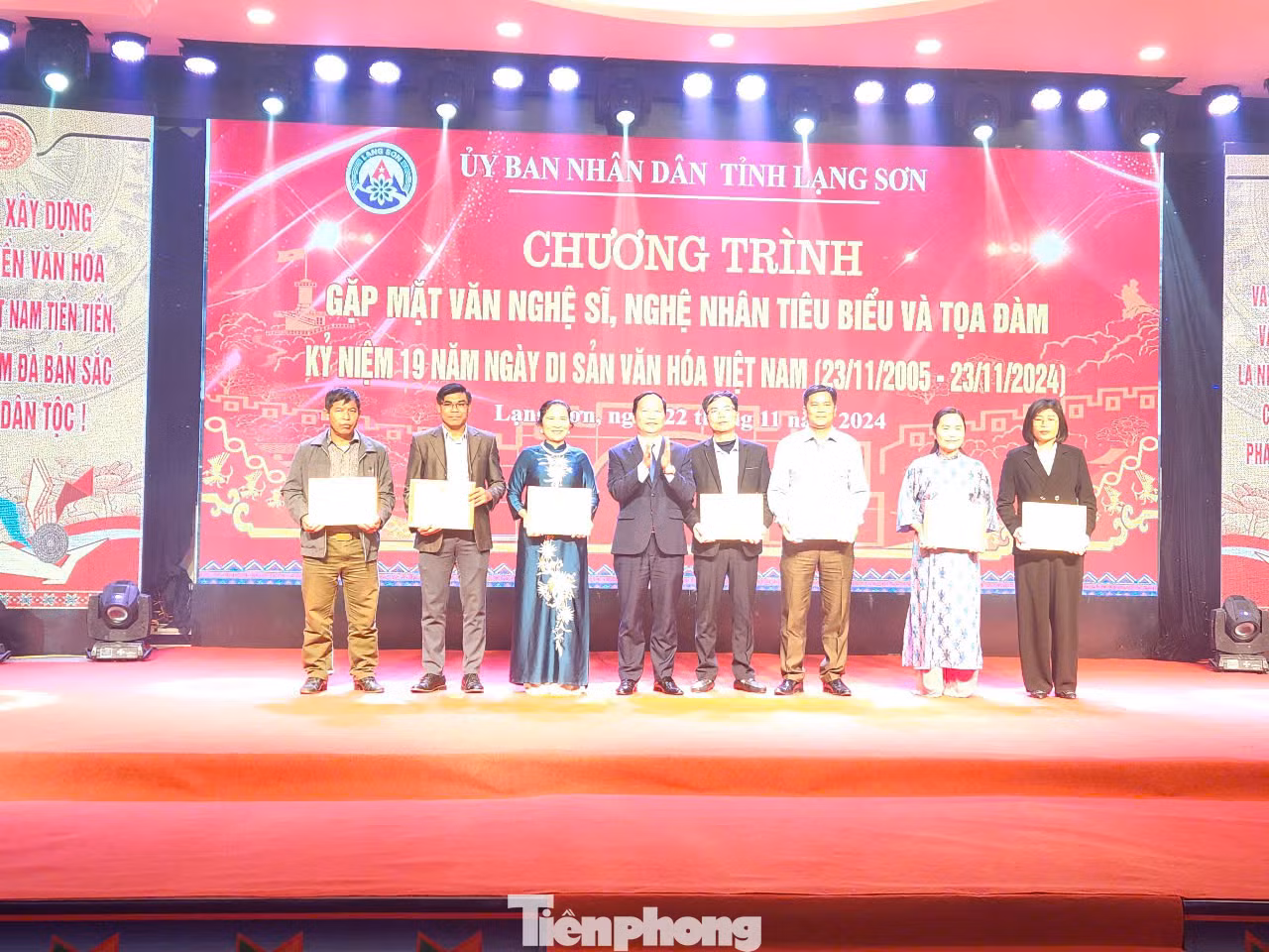 Sở Văn hóa - Thể thao - Du lịch tỉnh Lạng Sơn tặng Giấy khen cho các tập thể có những thành tích bảo tồn, phát triển vốn Văn hóa dân tộc. Ảnh: Duy Chiến.