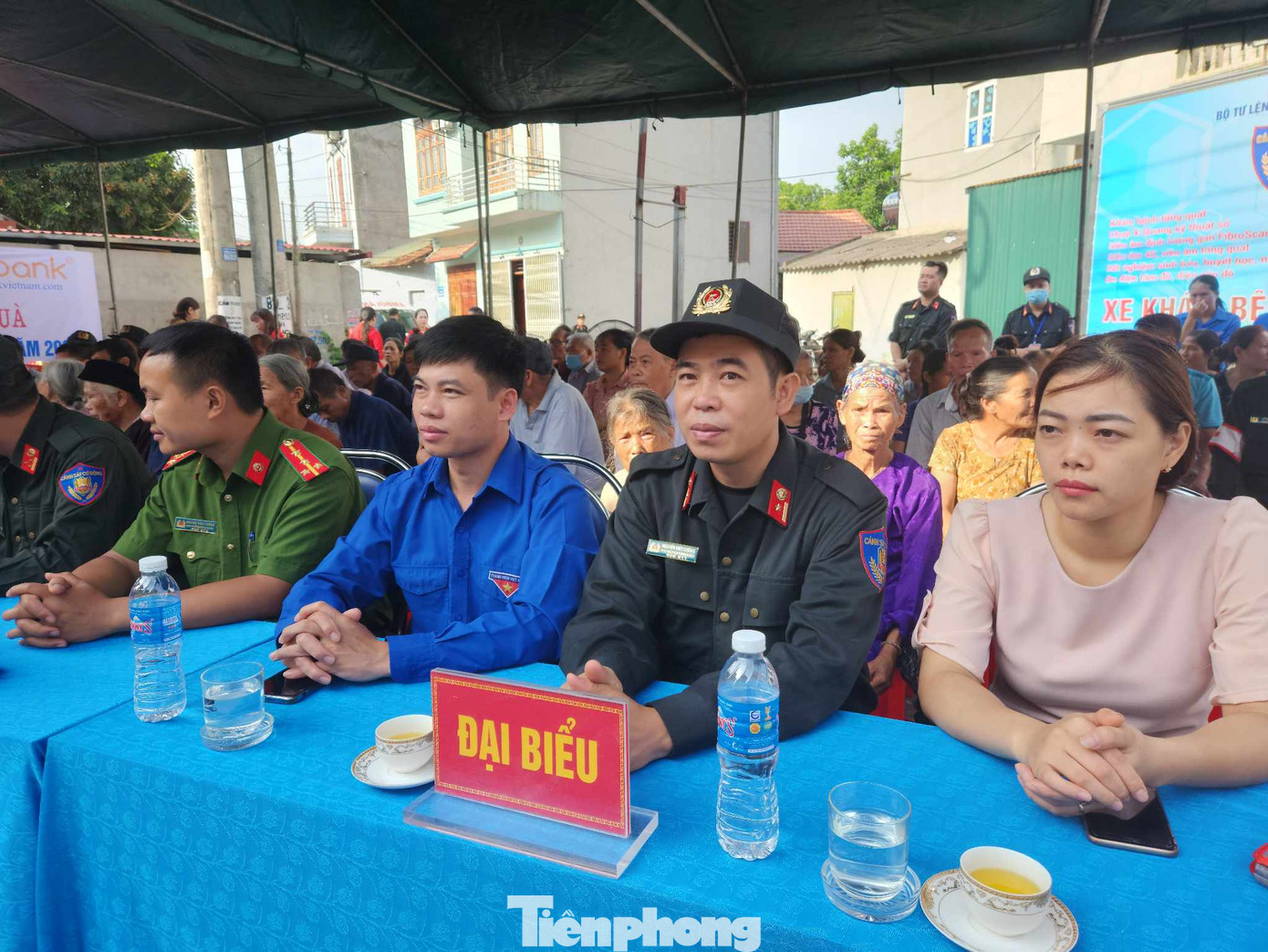 Anh Phương Văn Bích, Phó Bí thư Thành Đoàn Lạng Sơn (giữa) cùng cán bộ, chiến sỹ, cơ quan chức năng ở địa phương tham gia chương trình. Ảnh: Duy Chiến Anh Phương Văn Bích, Phó Bí thư Thành Đoàn Lạng Sơn (giữa) cùng cán bộ, chiến sỹ, cơ quan chức năng ở địa phương tham gia chương trình. Ảnh: Duy Chiến