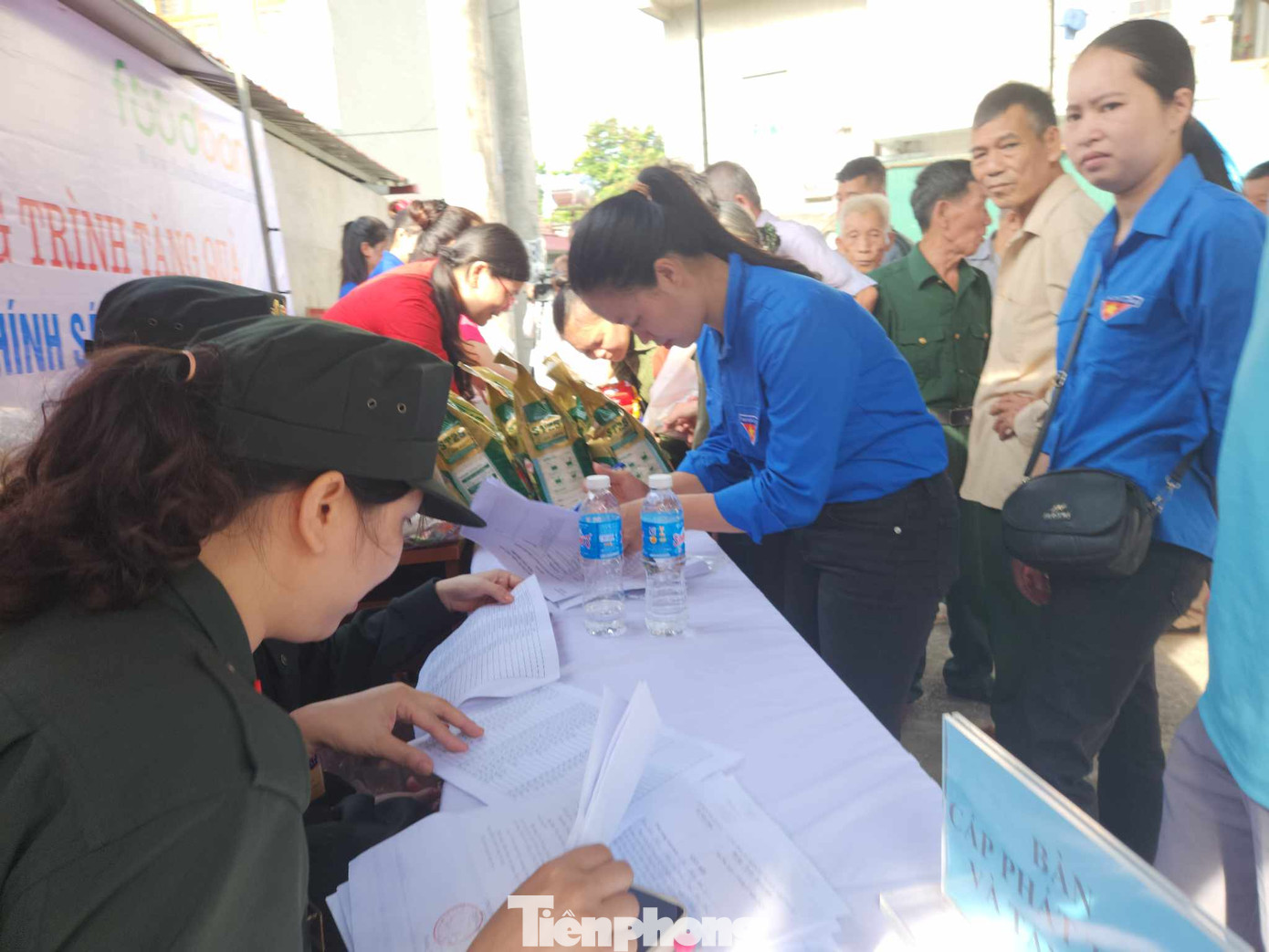 Lực lượng trẻ địa phương tham gia, hỗ trợ chương trình. Lực lượng trẻ địa phương tham gia, hỗ trợ chương trình.