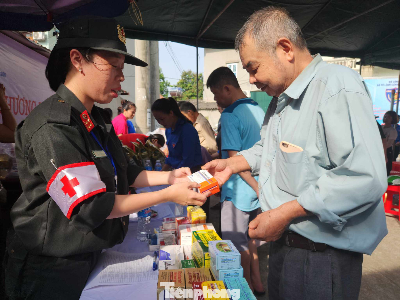 Cung cấp thuốc miễn phí cho người dân. Cung cấp thuốc miễn phí cho người dân.