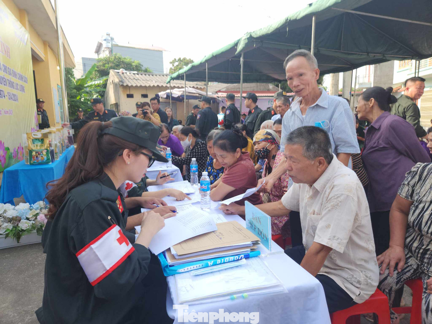 Đông đảo người dân đến thăm khám, tư vấn sức khỏe. Đông đảo người dân đến thăm khám, tư vấn sức khỏe.