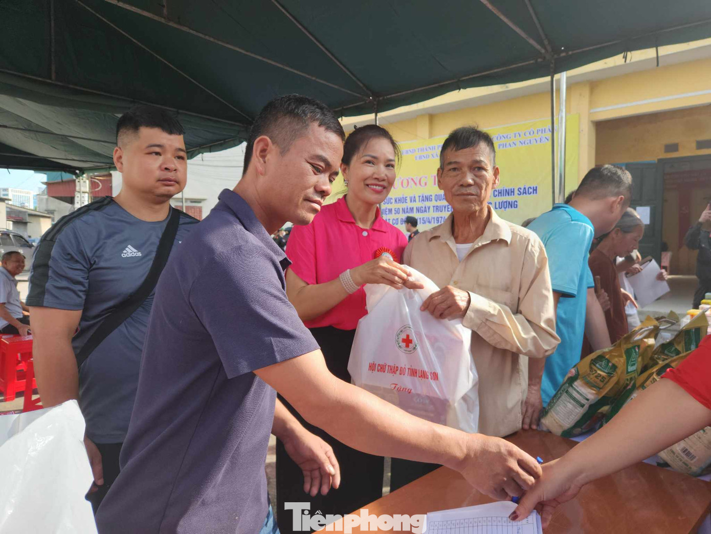 Hội Chữ thập đỏ tỉnh Lạng Sơn đồng hành, tặng 100 suất quà cho người dân. Hội Chữ thập đỏ tỉnh Lạng Sơn đồng hành, tặng 100 suất quà cho người dân.