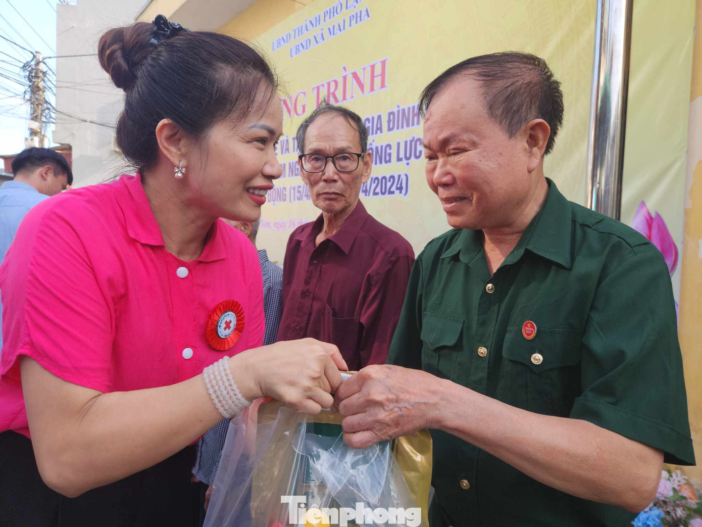 Nhiều gia đình có công, thương bệnh binh ở địa phương được nhận quà. Nhiều gia đình có công, thương bệnh binh ở địa phương được nhận quà.