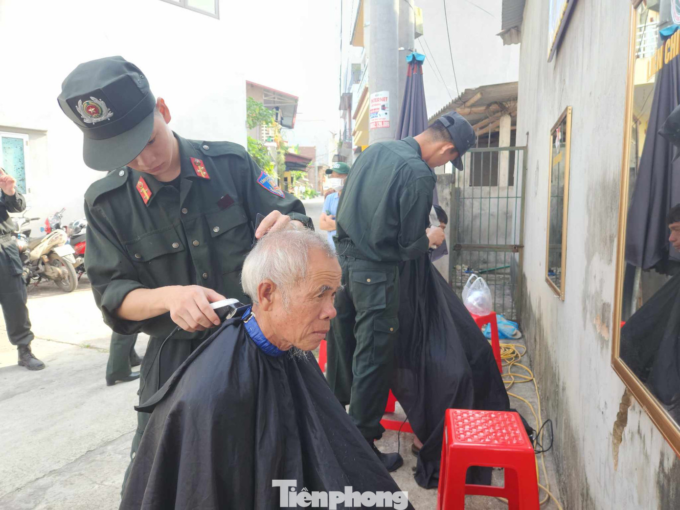 Chiến sĩ trẻ CSCĐ cắt tóc miễn phí. Chiến sĩ trẻ CSCĐ cắt tóc miễn phí.