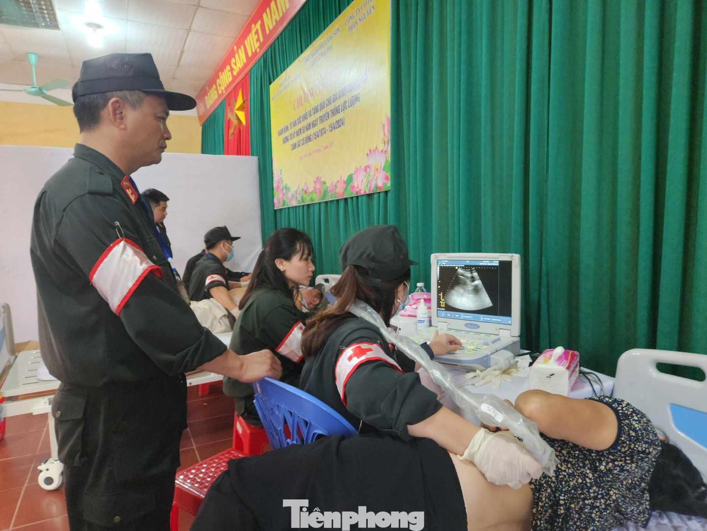 Đoàn công tác chuẩn bị cơ sở vật chất, trang thiết bị hiện đại khám bệnh cho người dân. Đoàn công tác chuẩn bị cơ sở vật chất, trang thiết bị hiện đại khám bệnh cho người dân.