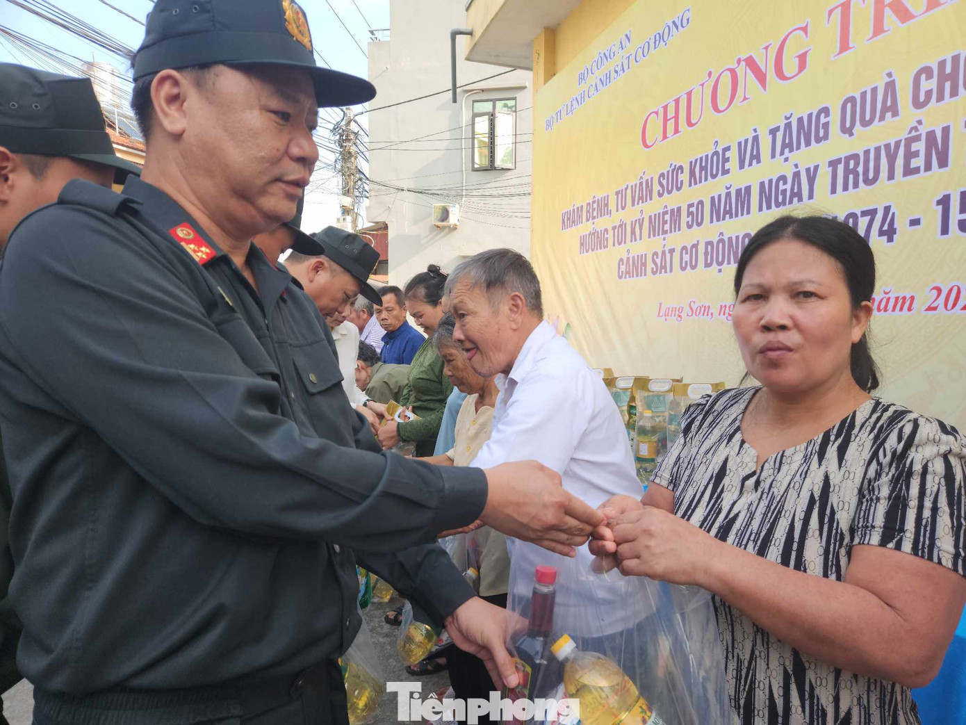 Tặng quà cho người nghèo ở xã Mai Pha, thành phố Lạng Sơn Tặng quà cho người nghèo ở xã Mai Pha, thành phố Lạng Sơn