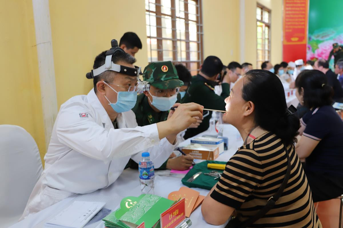 Trong 2 ngày (12 và 13/4), đoàn quân y hai nước Việt- Trung đã thăm khám, phát thuốc miễn phí cho trên 3 nghìn người dân sinh sống ở khu vực biên giới Việt Nam và Trung Quốc. Kết quả trên là minh chứng hoạt động phối hợp khám bệnh, cấp thuốc miễn phí cho nhân dân hai bên biên giới, góp phần cho tình hữu nghị son sắc, bền chặt.