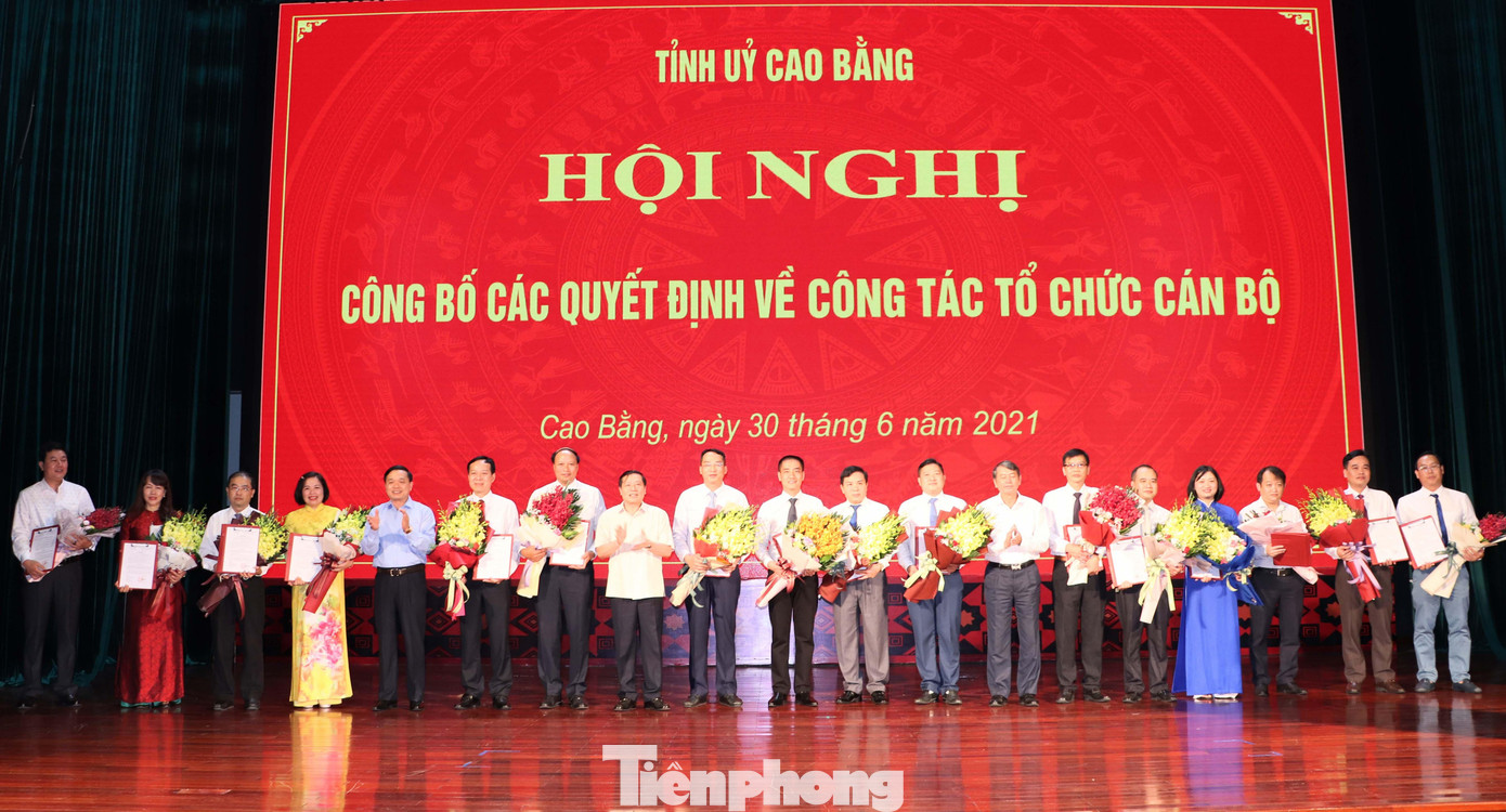 Các đồng chí được luân chuyển, bổ nhiệm nhận hoa chúc mừng của lãnh đạo tỉnh Cao Bằng .Ảnh: T. Hiển