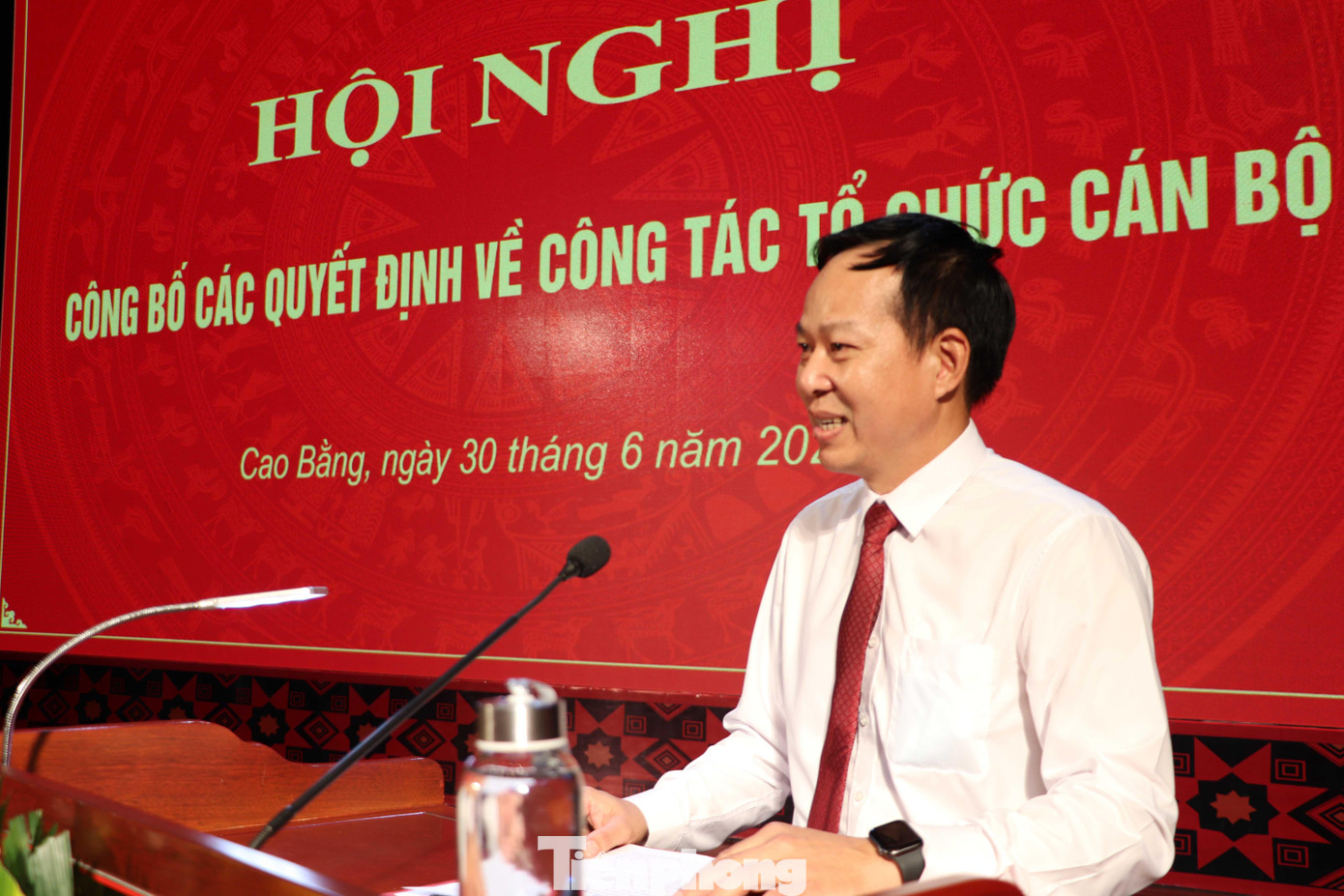 Thay mặt những người được luân chuyển, bổ nhiệm lần này, ông Vũ Đình Quang phát biểu nhận nhiệm vụ, hứa sẽ nỗ lực cố gắng giành nhiều thành tích hơn nữa .Ảnh: T. Hiển