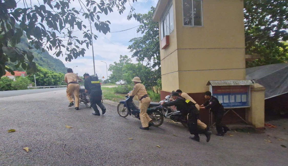 Đoạn đường di chuyển xa, độ dốc cao nên công việc rất khó khăn.