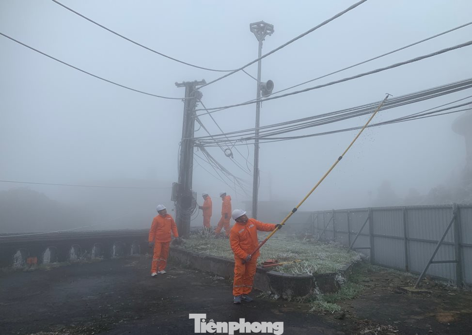 Theo báo cáo, Điện lực Lộc Bình hiện đang quản lý gần 15km đường dây trung thế, 7 trạm biến áp với gần 400 khách hàng sử dụng điện tại khu vực xã Mẫu Sơn. Trong đó, gần 100 khách hàng chủ yếu là các hộ kinh doanh dịch vụ ăn uống, ngủ nghỉ đón khách du lịch thập phương, nên khi thời tiết giảm sâu xuống đến -1,1 độ, việc đảm bảo cấp điện ổn định, an toàn, liên tục là rất quan trọng.