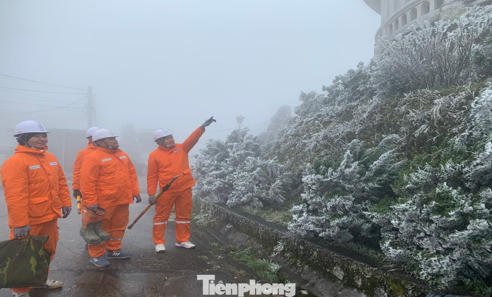 Ông Phạm Ngọc Minh, Giám đốc Công ty chia sẻ: qua theo dõi tình hình thời tiết xuất hiện băng giá, Công ty Điện lực Lạng Sơn đã chỉ đạo Điện lực huyện Lộc Bình tăng cường nhân lực, đảm bảo vật tư, công cụ, phương tiện ứng trực, luân phiên thực hiện kiểm tra lưới điện, qua kiểm tra phát hiện băng bám dày vào đường dây, Điện lực Lộc Bình đã nhanh chóng kịp thời xử lý tránh các nguy cơ có thể gây nên sự cố lưới điện. Trong ảnh: Tổ công tác thường xuyên nắm địa bàn, kiểm tra đường dây lưới điện.