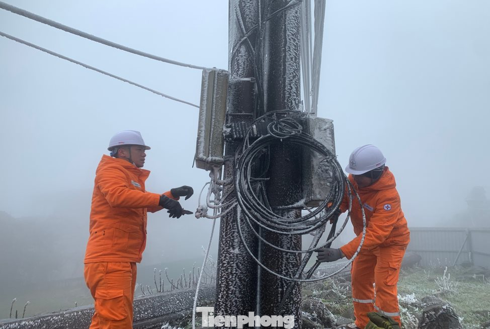 “Bằng kinh nghiệm nhiều năm nay, ngành Điện lực Lạng Sơn chủ động nắm biết tình hình thời tiết có không khí lạnh tăng cường, nhiệt độ giảm sâu, xuất hiện băng giá, bên cạnh việc chuẩn bị đầy đủ vật tư, nhân lực ứng trực… chúng tôi phối hợp tốt với chính quyền địa phương cũng như khách hàng sử dụng điện nắm diễn biến tình hình thời tiết tại các khu vực xuất hiện băng giá. Theo dõi sát sao tình hình thời tiết, đảm bảo cấp điện an toàn, liên tục phục vụ cho các khách hàng trên địa bàn quản lý nói chung và khu du lịch Mẫu Sơn nói riêng”, ông Phạm Ngọc Minh nhấn mạnh.
