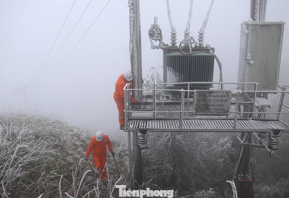 Hai ngày qua, do băng tuyết bám dày trên công trình, lưới điện; Công ty Điện lực Lạng Sơn tăng cường phương tiện, máy móc, nhân lực lên Mẫu Sơn để thực hiện nhiệm vụ. Nhờ đó, không xảy ra sự cố, mất điện đáng tiếc nào….