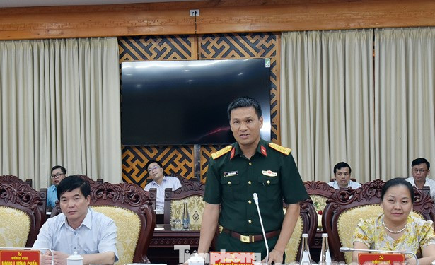 Đại tá Trần Xuân Mạnh (đứng) phát biểu nhận nhiệm vụ, hứa sẽ nỗ lực hoàn thành tốt mọi nhiệm vụ được giao. (ảnh: Đ.Q)