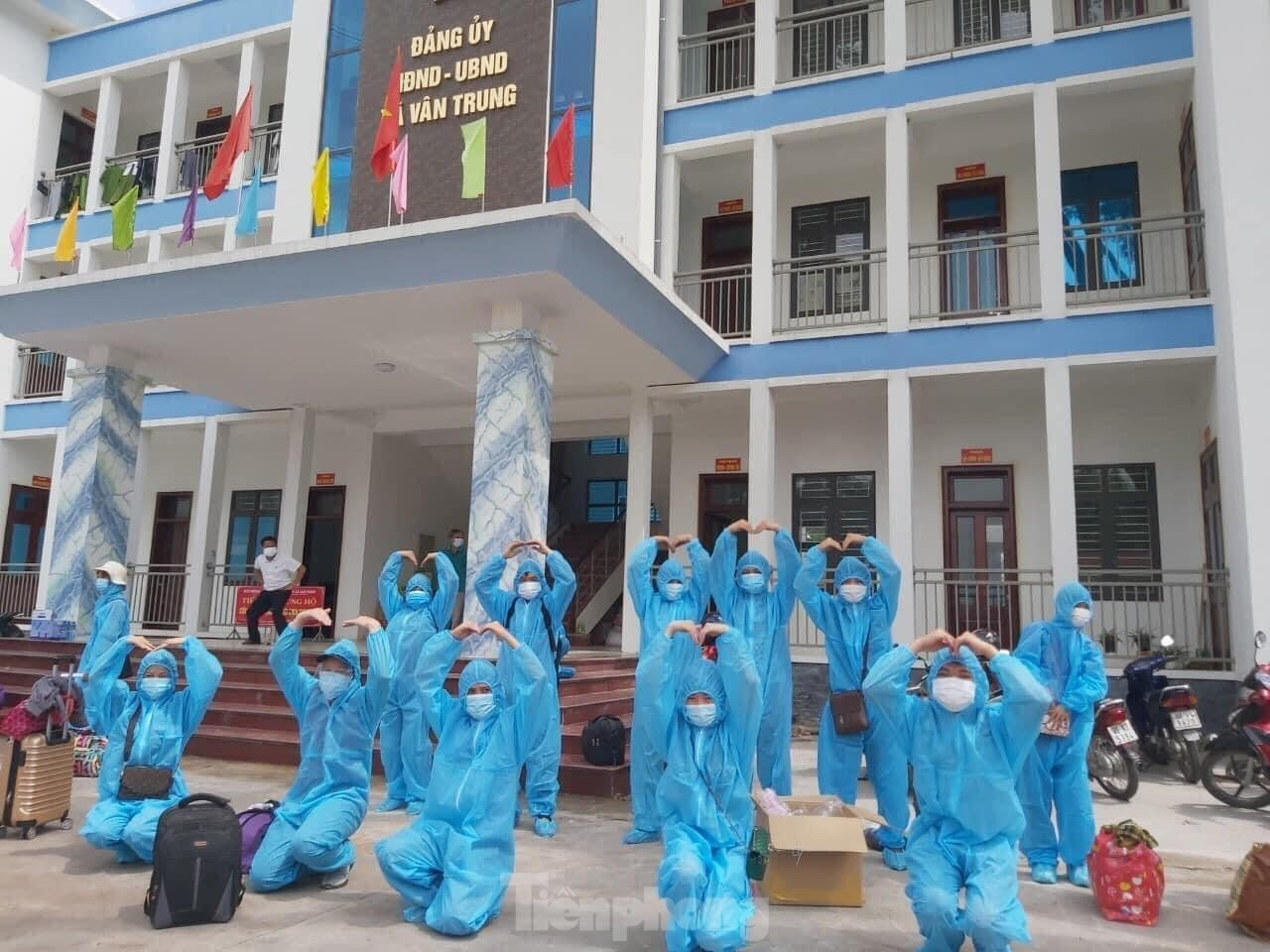 Trước khi rời Bắc Giang các công nhân biểu thị sự tin tưởng vào công tác phòng chống dịch và cảm ơn các cơ quan, đoàn thể Bắc Giang đã giúp đỡ họ .Ảnh: TL