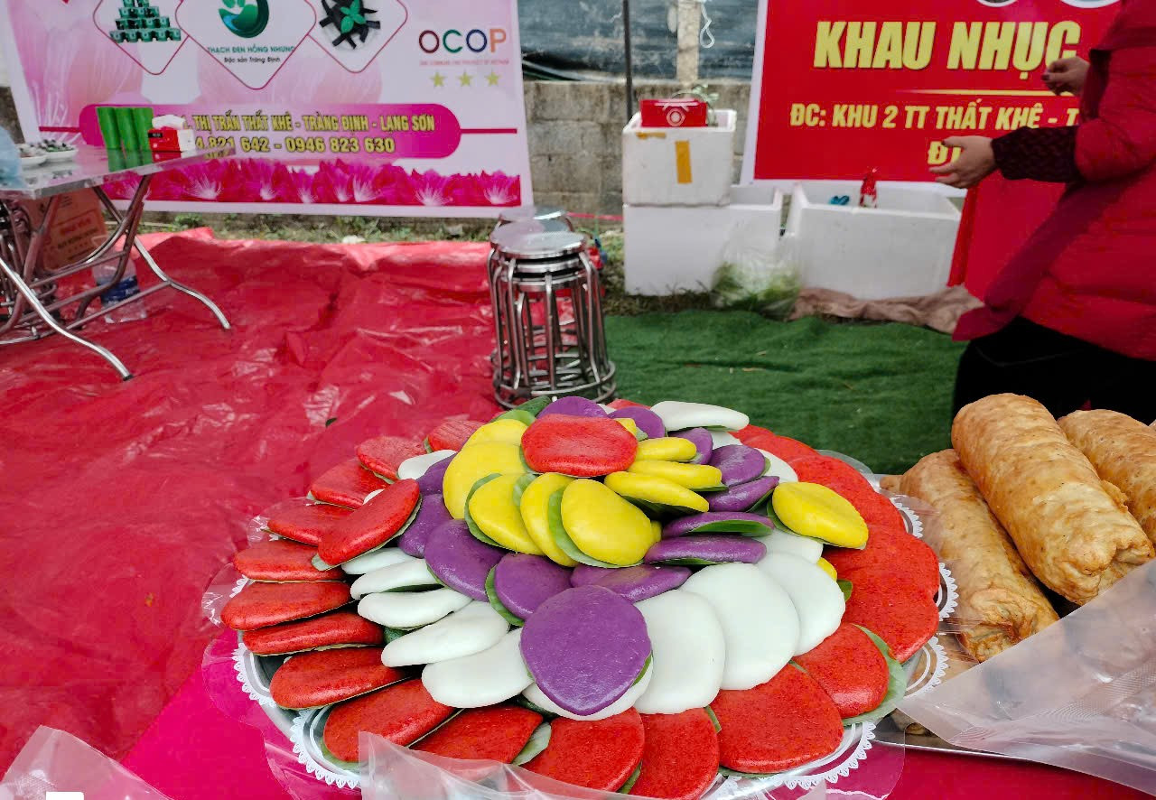 Bánh dầy ngũ sắc được làm từ các sản phẩm nông nghiệp của địa phương. Tràng Định được coi là vựa lúa lớn nhất tỉnh Lạng Sơn. Nơi đây, có giống lúa thơm, ngon nổi tiếng... Bánh dầy ngũ sắc được làm từ các sản phẩm nông nghiệp của địa phương. Tràng Định được coi là vựa lúa lớn nhất tỉnh Lạng Sơn. Nơi đây, có giống lúa thơm, ngon nổi tiếng...